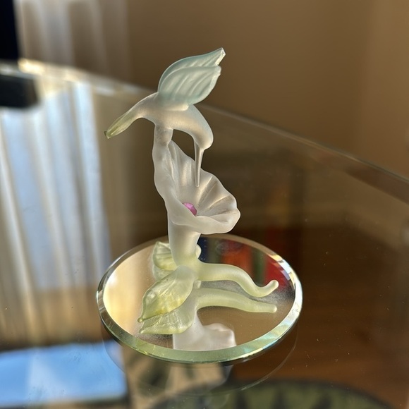 Frosted Glass Hummingbird on Flower Petal Figurine - Picture 4 of 6